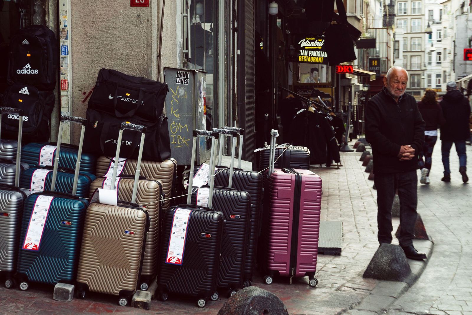 Türkiye'ye ilk kez gelen turist için havalimanı rehberi: vize, para, SIM ve transfer